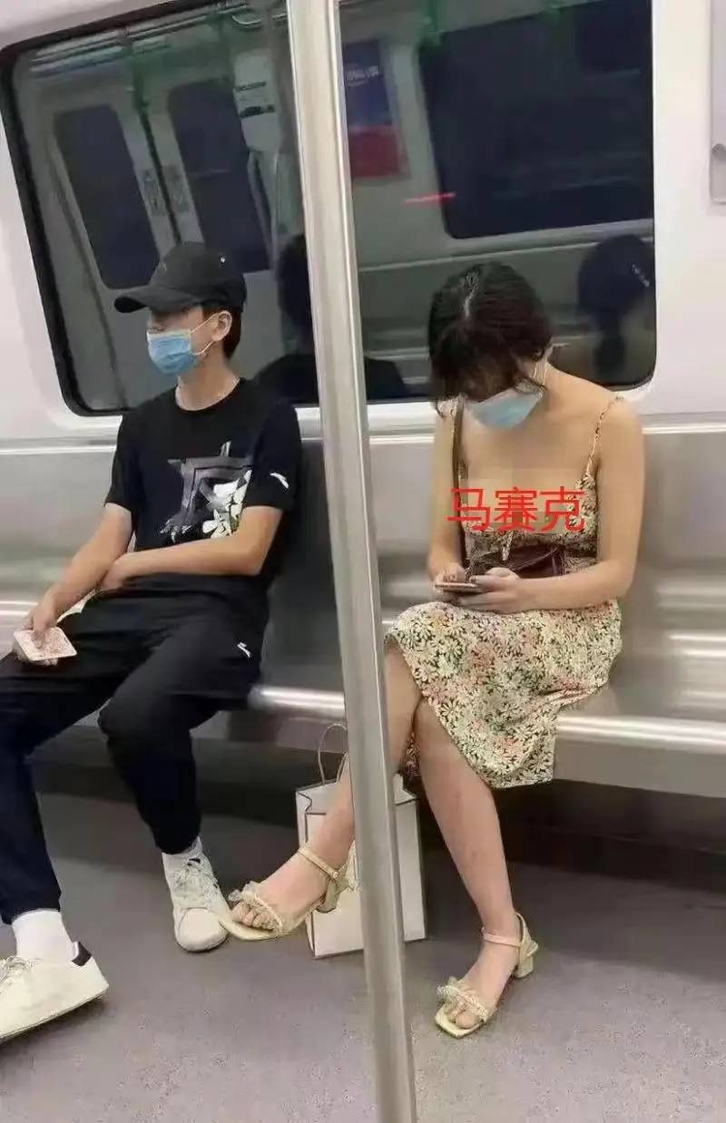 毁三观，地铁上惊现不堪一幕，这位女子穿着实在太尴尬了，哈哈哈