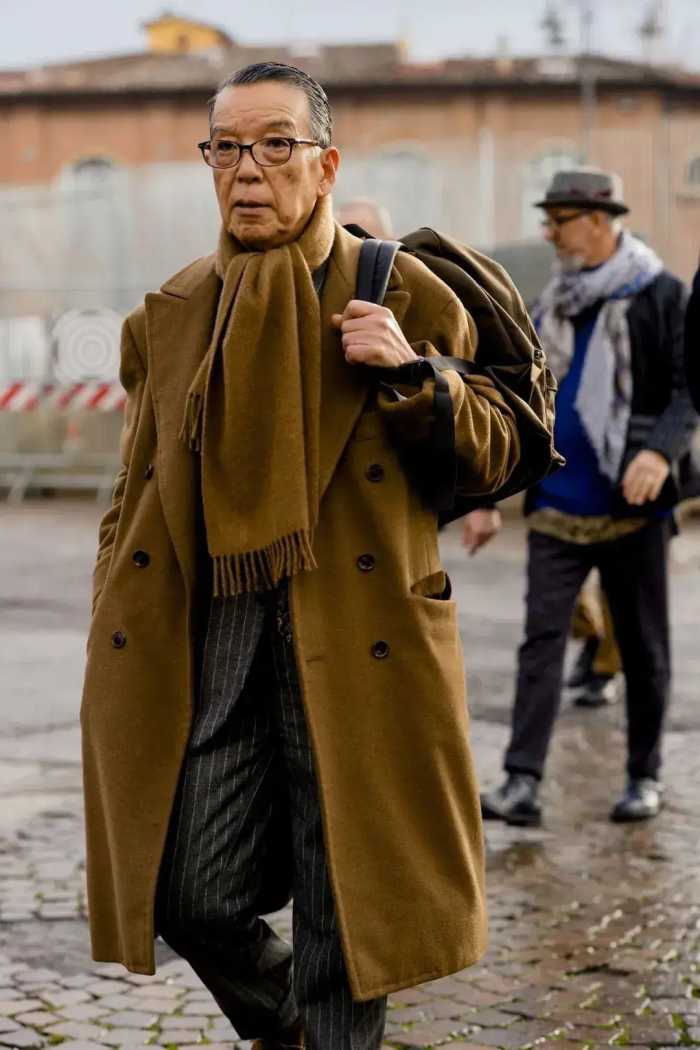 男人到了60岁，穿大衣尽量别配卫衣、衬衫，换成这3种更气质减龄