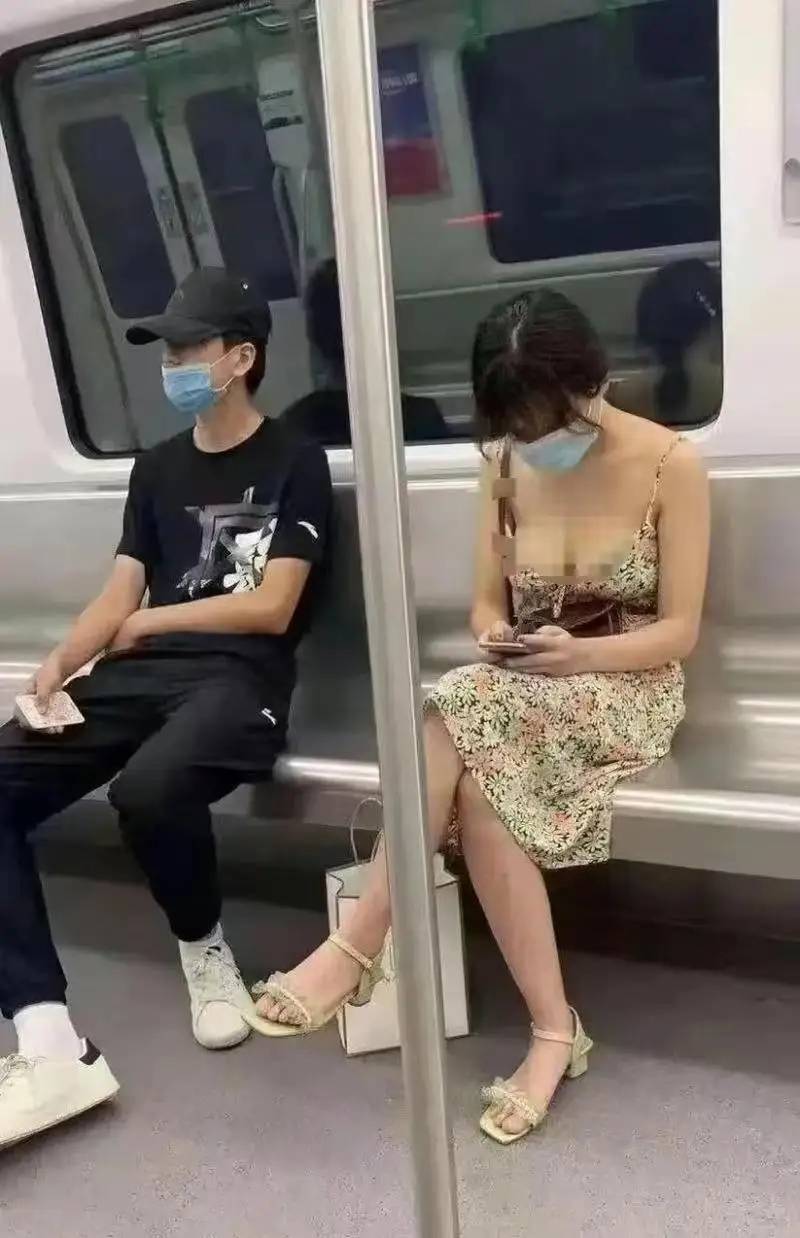 毁三观，地铁上惊现不堪一幕，这位女子穿着实在太尴尬了，哈哈哈