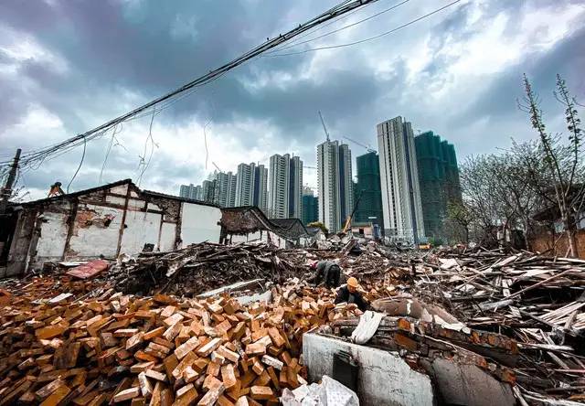 中国经济打响收官之战：印钞救市、旧城改造、房票安置、租售并涨