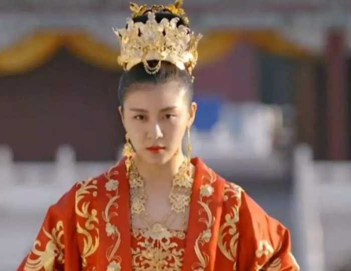 她是外国美女，却成中国皇后，登上后位第一件事：出兵灭自己母国
