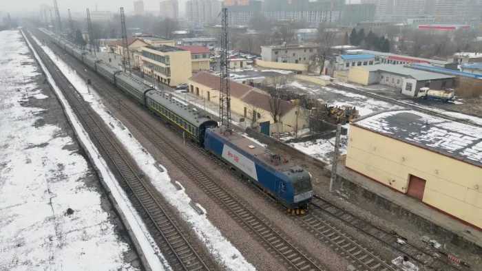 08年一场大雪，让我国疯狂建高铁！今年大雪，却是绿皮火车主场？