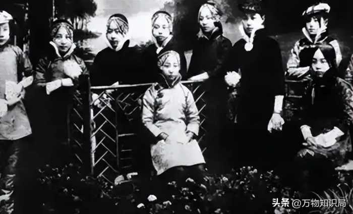 清末上海老照片：戴枷女囚、青楼女子和大烟鬼，清朝人原来这模样