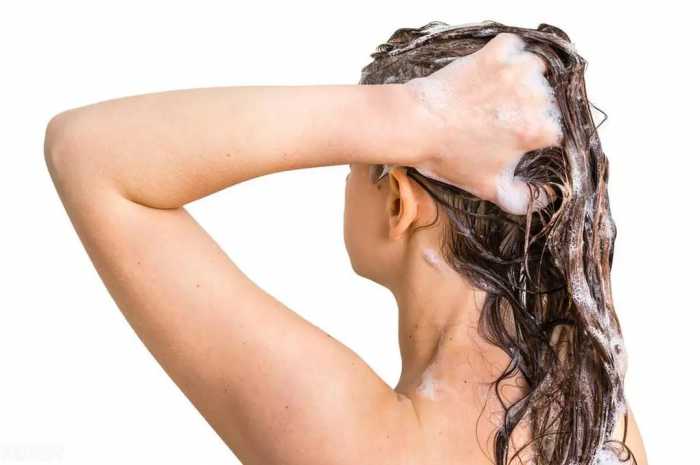 早上洗头和晚上洗头，哪个伤害更大？头发越洗越脱，早知道早受益