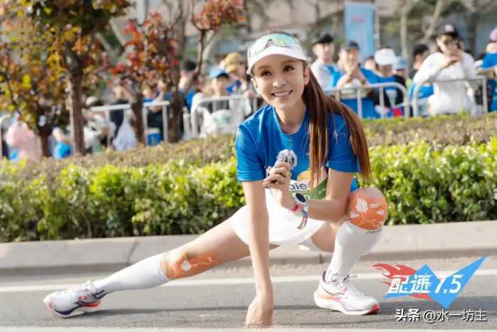 51岁央视主持人朱迅，一个月参加3次马拉松，边跑边直播超级励志