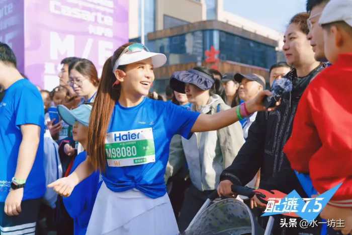 51岁央视主持人朱迅，一个月参加3次马拉松，边跑边直播超级励志