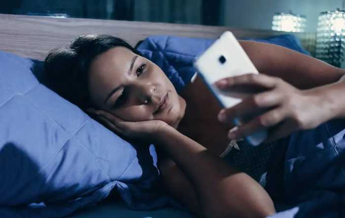 长期在睡前玩手机的人，会付出啥代价？医生：或要承担这5种痛苦
