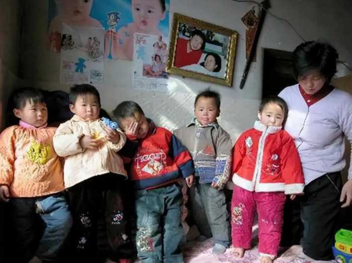轰动一时的中国首例5胞胎：父亲劳累过世，孩子们已22岁在上大学