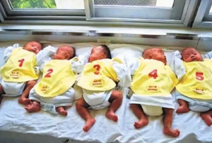 轰动一时的中国首例5胞胎：父亲劳累过世，孩子们已22岁在上大学