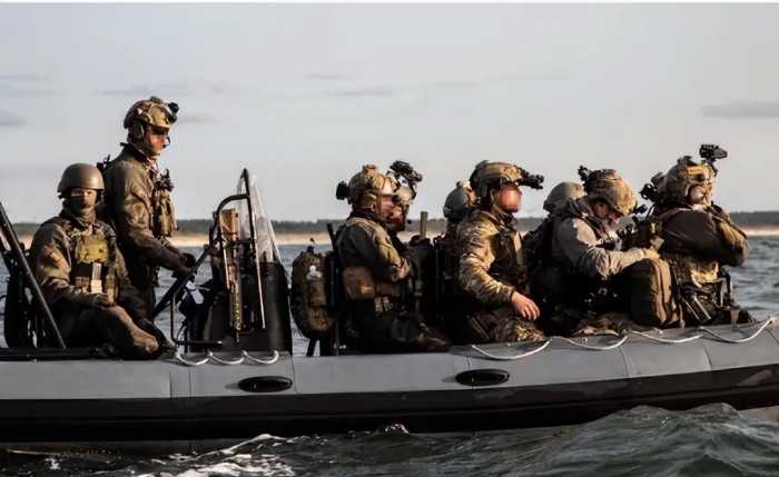 美军追捕伊朗军火船，两名海豹特种兵跳帮失败，坠海失踪下落不明