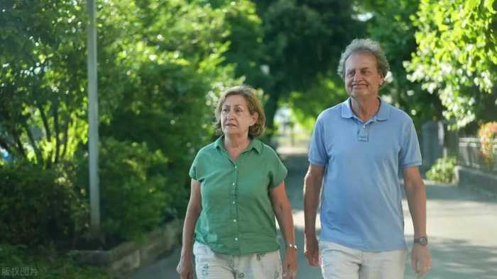 长期走路有助于长寿吗？过了65岁的老人，尽量做好这4件事