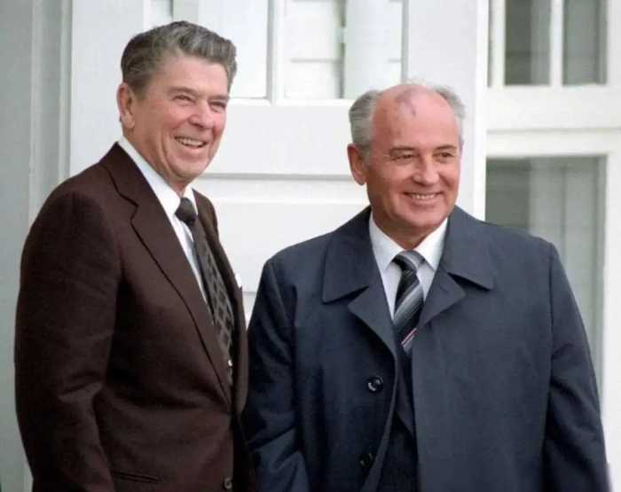 历史竟如此开玩笑？30年前，戈尔巴乔夫搞垮苏联，而美国是何反