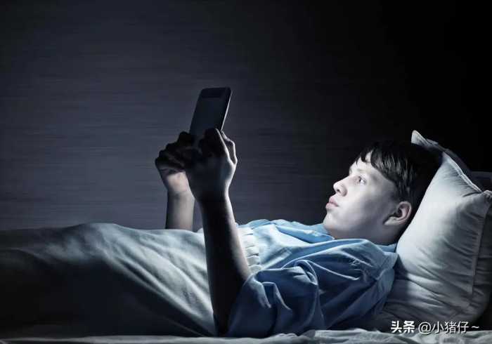 睡前长期玩手机可能让你变丑？