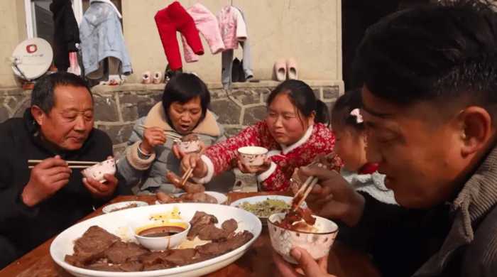 安徽33岁农村网红每天直播吃肥肉, 吸粉800万, 如今老得像50岁大妈