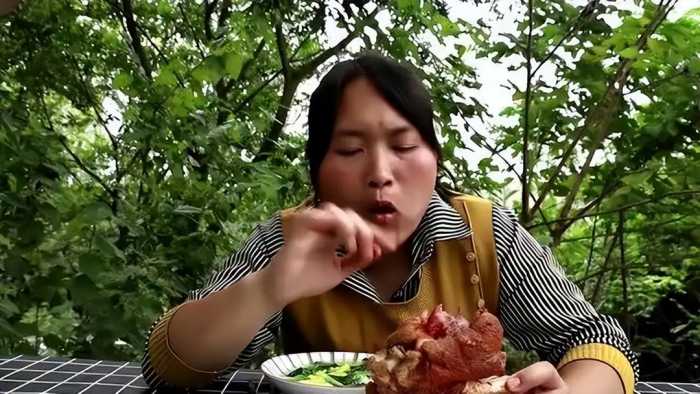 安徽33岁农村网红每天直播吃肥肉, 吸粉800万, 如今老得像50岁大妈