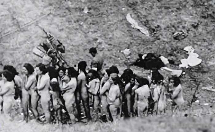 老照片再现！变态的纳粹德国，脱光犹太人女人衣服，集体屠杀