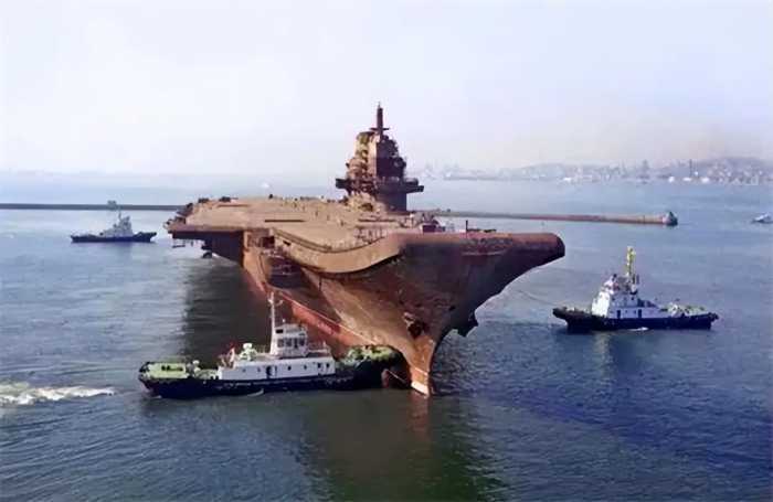 美国当年最大的误判：中国会放弃造航母，几年后辽宁号现身大连