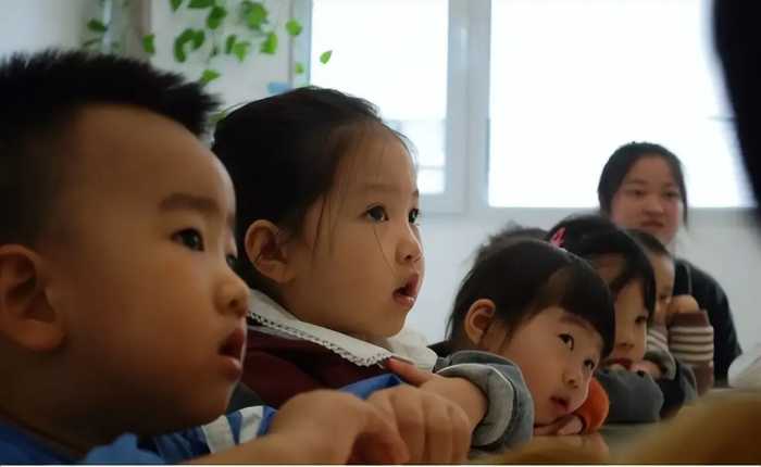 美国人惊呼：中国的幼儿园在教孩子做饭，我们却在教孩子改变性别