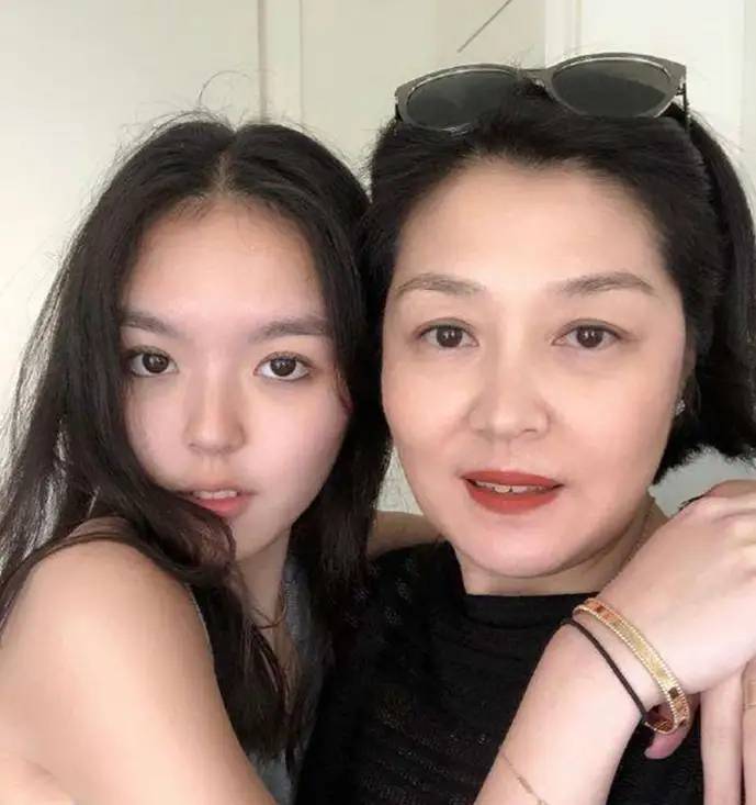 李咏女儿回国公开出道，网友直言：打哪来的回哪去 中国并不欢迎你