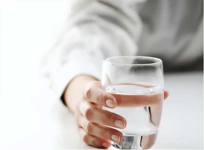 别这样喝水，对肾危害大！医生多次提醒：2种喝法，是在给肾上刑