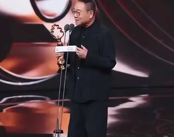 北京一夜，61岁再获“影帝”的范伟，证实了自己当初的选择没有错