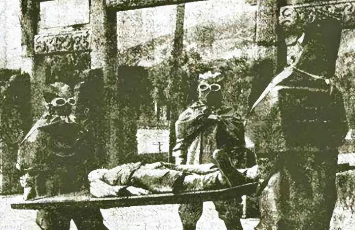 2004年，日本一老兵来到黑龙江，指着地面说：下面有一百多箱弹药